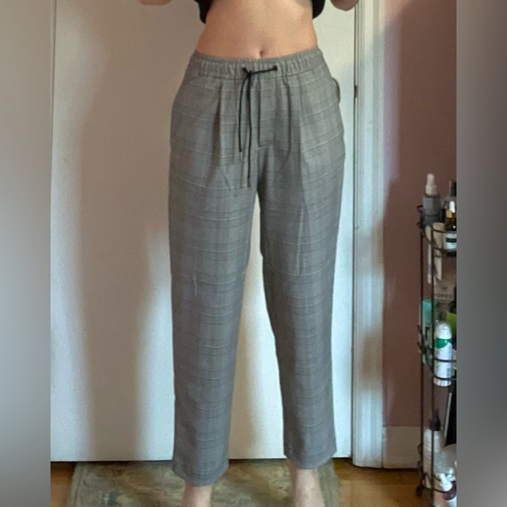Draw string pants, fits a small or medium, perfect comfy pants for office.